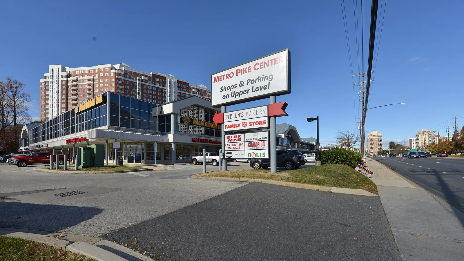 Metro Pike Center strip mall south entrance North Bethesda MD 2021 11 26 11 23 13 1