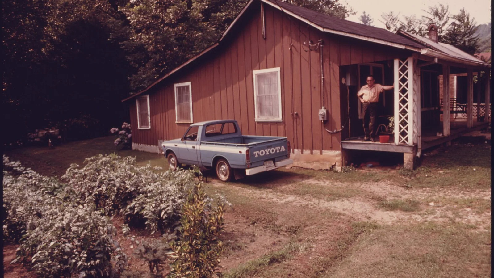 HOME ON RIVER STREET, HALF A BLOCK SOUTH OF MAIN STREET SHOPS IN HELEN, GEORGIA, NEAR ROBERTSTOWN. THE TOWN WAS... NARA 557671